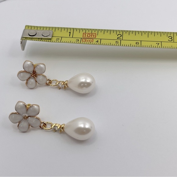 Pearl Flower Gold Ivory Handmade Dangle Earrings - Picture 2 of 2